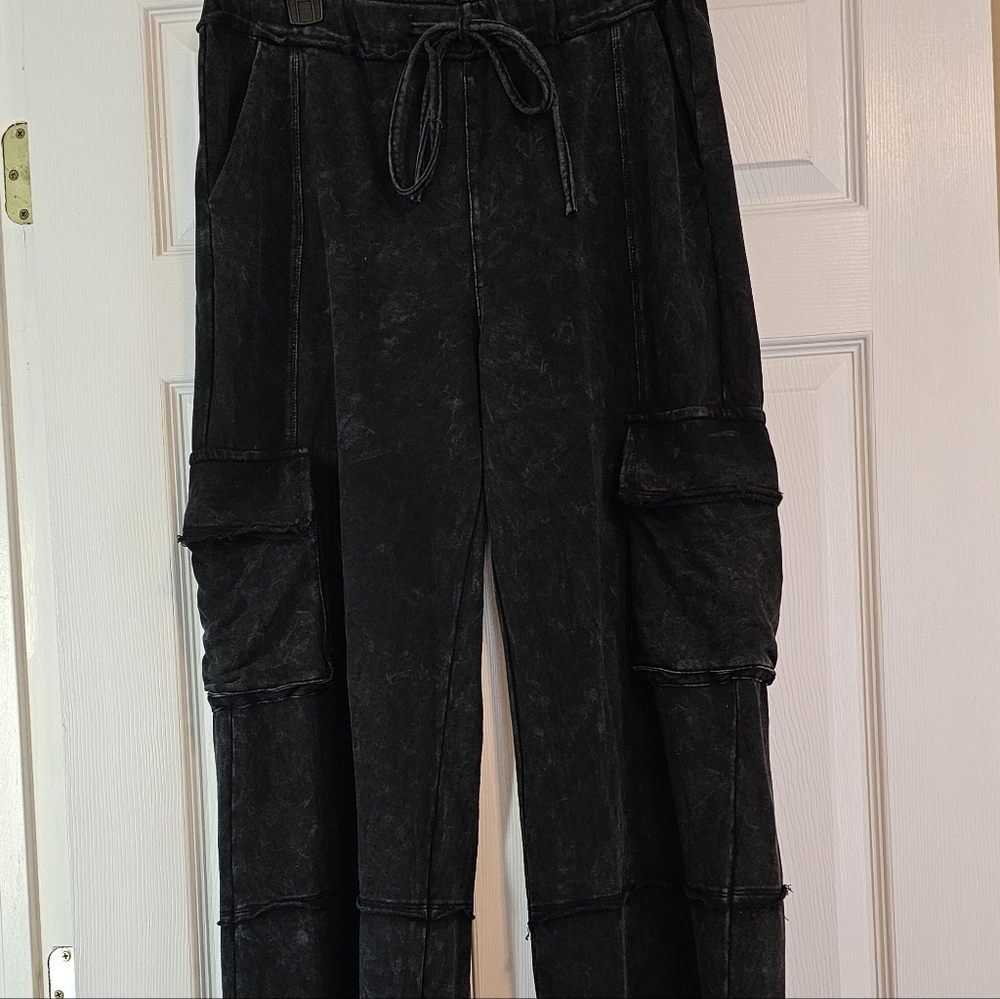 Ces Femme Black/Dark Gray Mineral Wash Wide Leg Cargo Pants, Size Large 10/12 - Picture 2 of 16